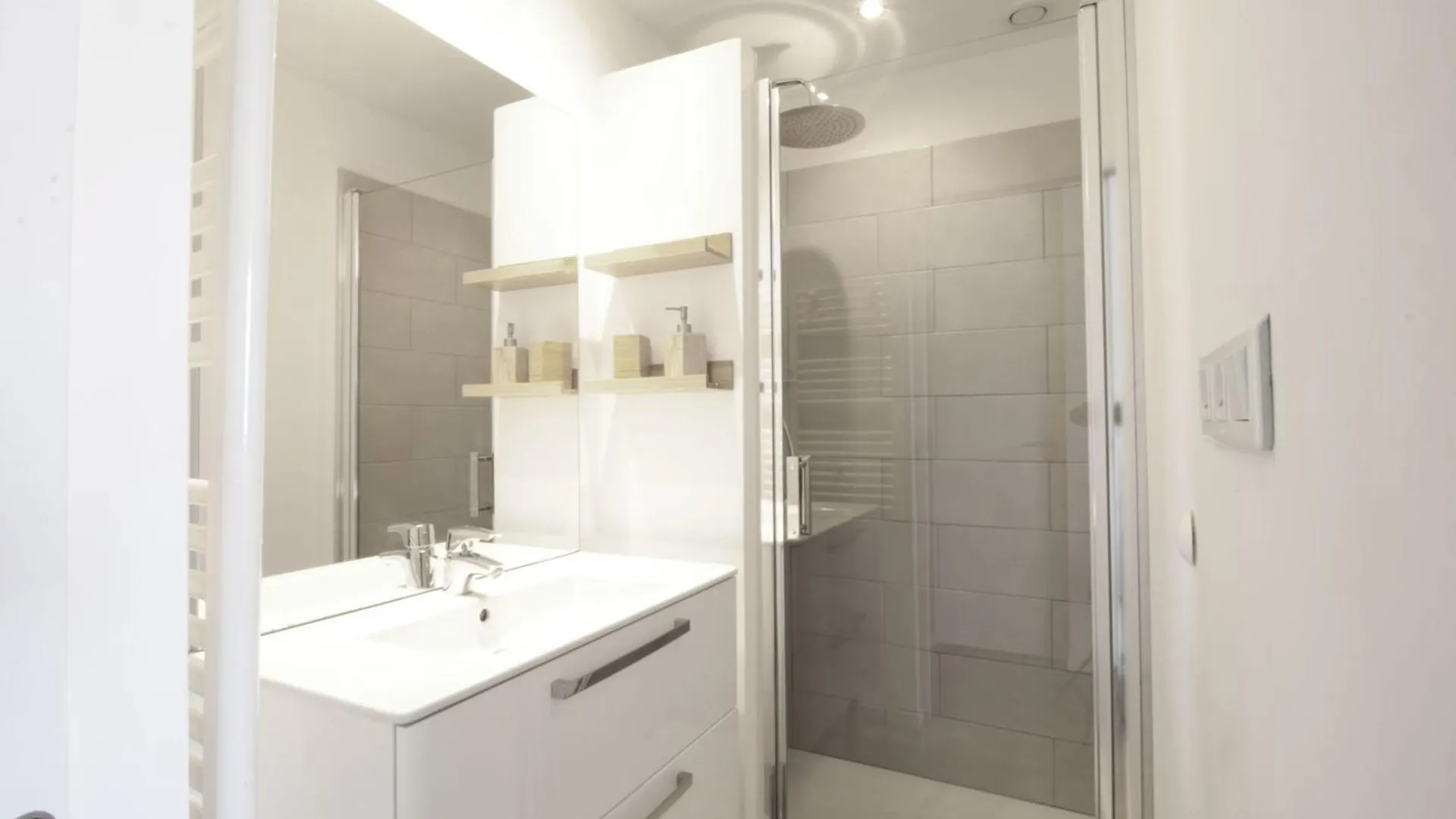 Studio 4 Swimming Pool Summer Parking & Superb View! Aix-les-Bains France